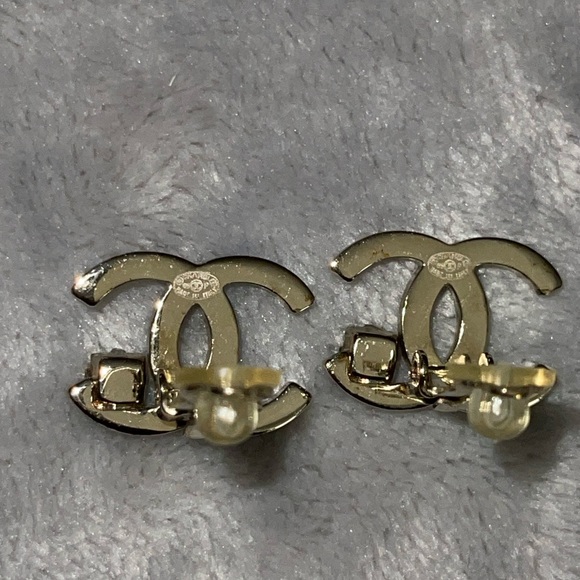Chanel 100% authentic earrings with stamp on it 2005. Excellent condition clipon - Picture 2 of 5